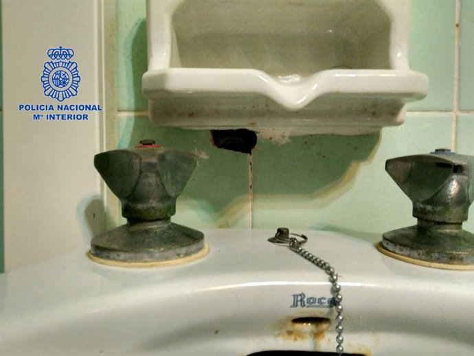 Detenido por poner una cámara en su baño