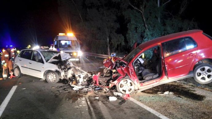 Choque frontal entre turismos cerca de Matalascañas