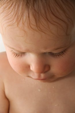 Bebé. Calor. Bebé mojado. Bebé enfadado