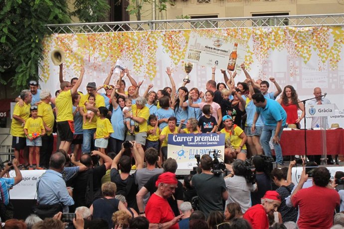 Vecinos de Fraternitat de Baix recogen el premio a la calle mejor engalanada