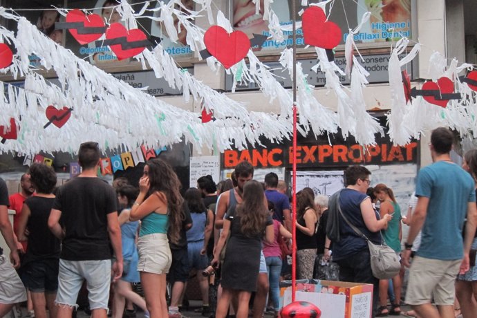 El antiguo 'Banc Expropiat' durante la fiestas de Gràcia