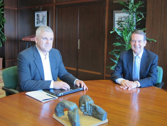 El alcalde de Vigo, Abel Caballero, con el responsable de Marketing de Ryanair