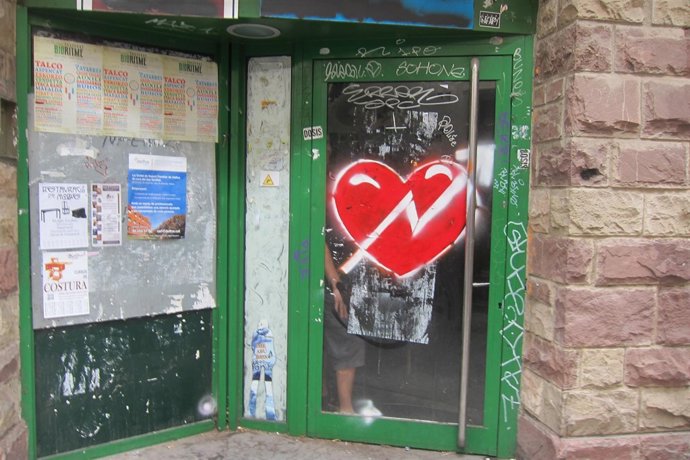 Un local 'okupado' por el 'Banc Expropiat' en el barrio de Gràcia de Barcelona