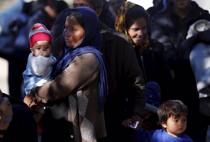 Refugiados esperando a ser registrados en Serbia