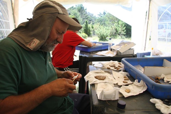 Manuel Rojo observa uno de los hallazgos de Els Trocs