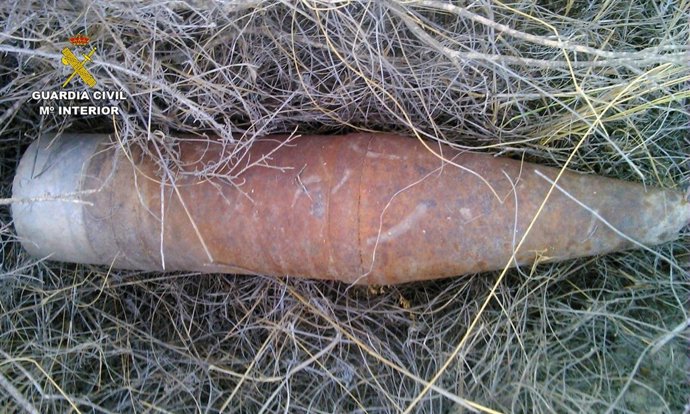 Guardia Civil desactiva un antiguo proyectil de artillería en Lorca