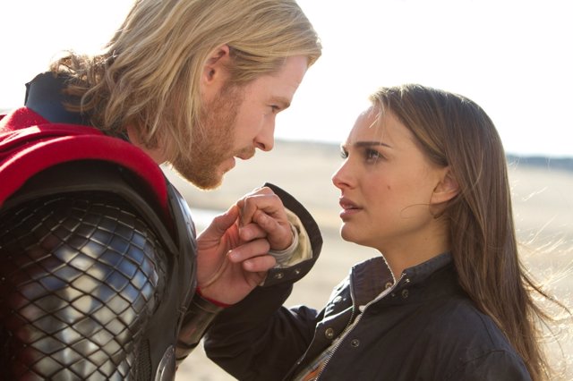 Natalie Portman y  Chris Hemsworth en Thor