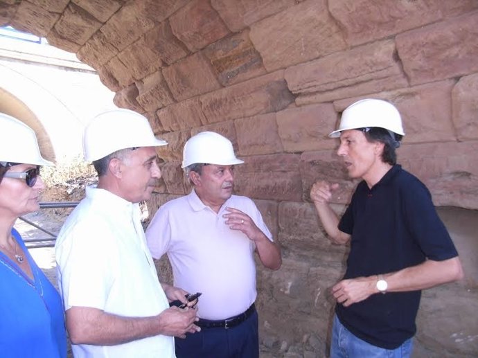Alcalde (centro) visita el Puente Romano de Villa del Río