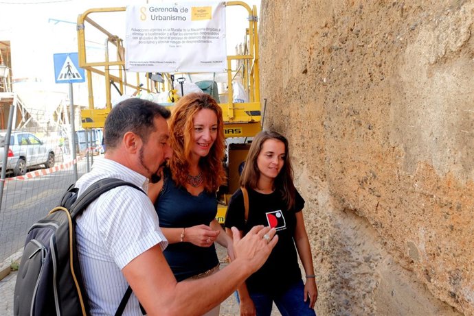 Visita a la muralla de la Macarena.