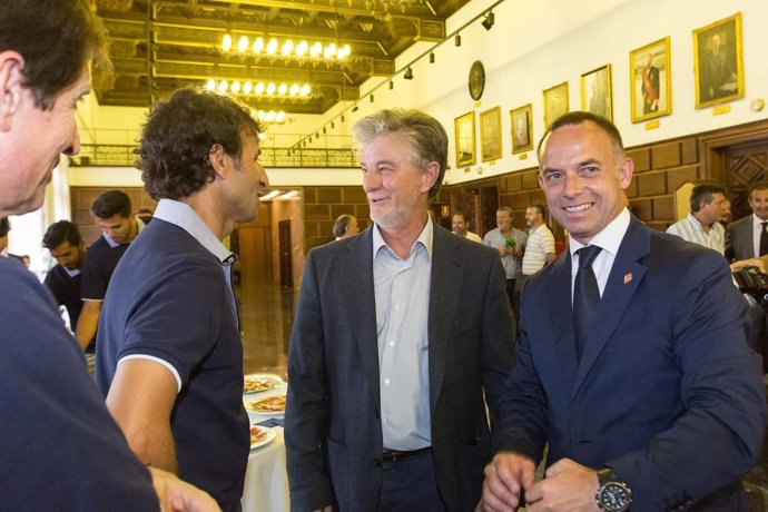 El alcalde de Zaragoza con el presidente del R. Zaragoza, Cristina Lapetra