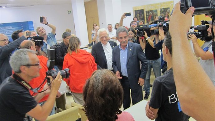 Revilla saluda a las personas sin hogar que han venido con el Padre Angel 