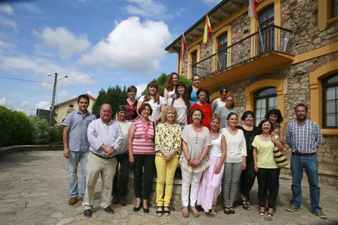 Díaz Tezanos con las mujeres que se preparan para cultivar arándano