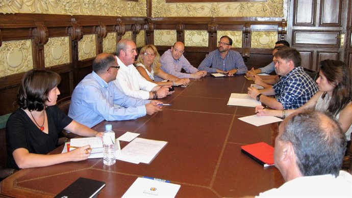 Reunión entre los concejales Luis Vélez y María Sánchez e industriales de EL Val
