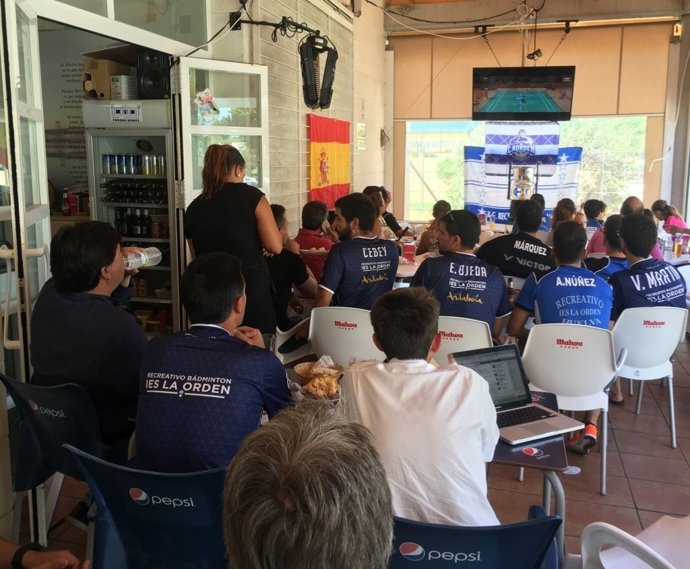 Miembros del IES La Orden viendo el partido