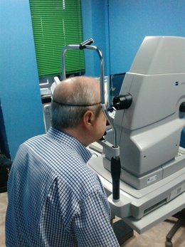 Realización de una retinografía a un paciente.