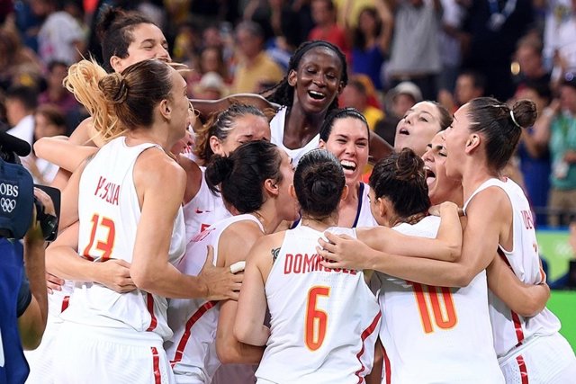 La selección española celebra su pase a la final olímpica