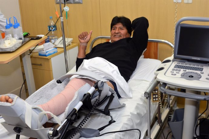 Evo Morales tras su operación de rodilla en junio de 2016