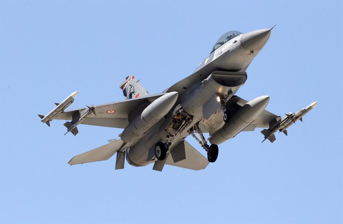 Caza F-16 turco aterriza en la base de Incirlik
