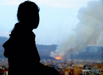 Amal mira hacia su casa destruida en Saná, golpead