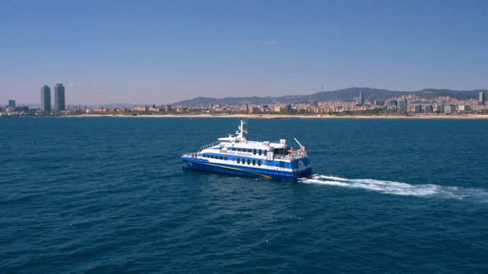 El ferry Blue Cat que une Barcelona y Sitges