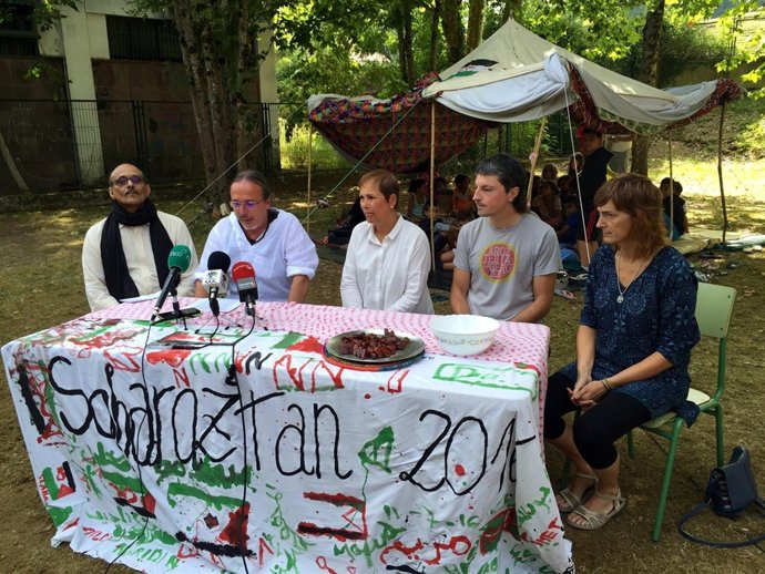 Uxue Barkos, en Elizondo en un campameto de apoyo al Sáhara.