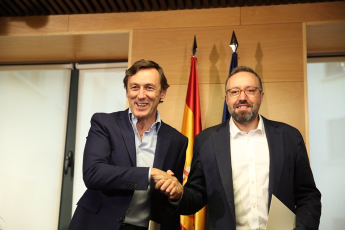 Firma del pacto anticorrupción entre Hernando (PP) y Girauta (Ciudadanos)