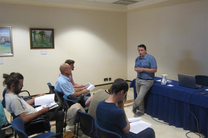  El Concejal Fernando Villacampa (Somos), En Reunión Sobre Usos Del Asturcon