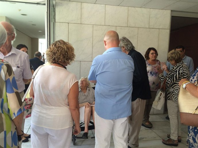 Paco Ibáñez da el pésame a Armonía Rodríguez en el funeral de Víctor Mora