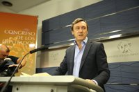 Hernando defiende ante Sémper la honradez del PP, pero admite "el daño" de la corrupción