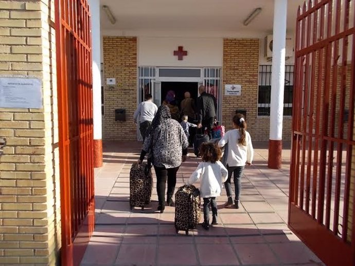 Refugiados llegan a la sede de Cruz Roja