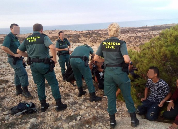 Agentes de la Guardia Civil interceptan a un grupo de inmigrantes en Calblanque