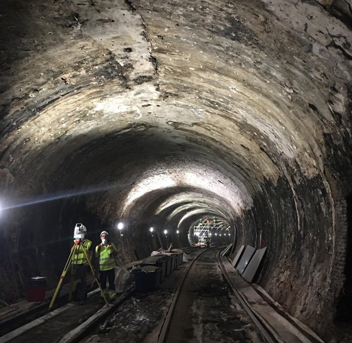 Operarios trabajando en las obras de la línea 1 de Metro
