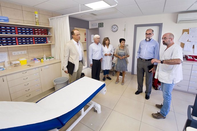 Domínguez durante su visita al centro de salud de Alsasua. 