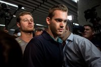 Dos nadadores estadounidenses involucrados en el 'caso Lochte' en Río llegan a Miami