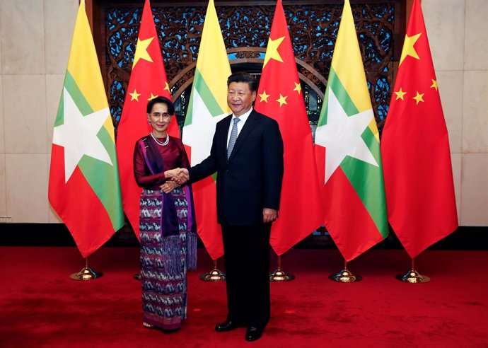 La consejera de Estado de Birmania y el presidente chino 