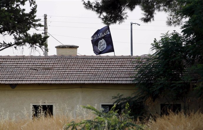 Bandera del Estado Islámico en la ciudad siria de Jarablus