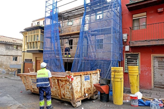 Derribo de edificio en ruinas en la Travesía de San Matías