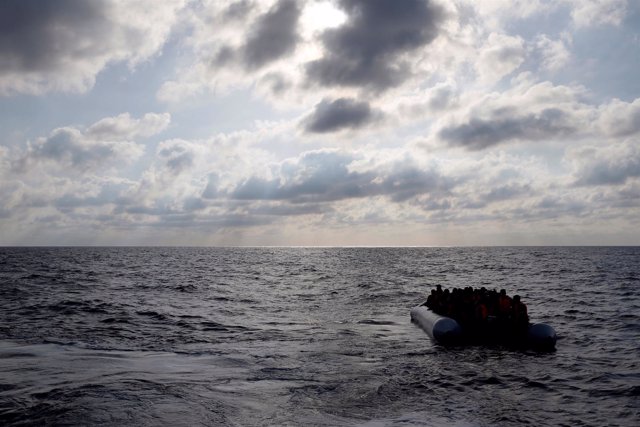Embarcación con inmigrantes en el Mediterráneo