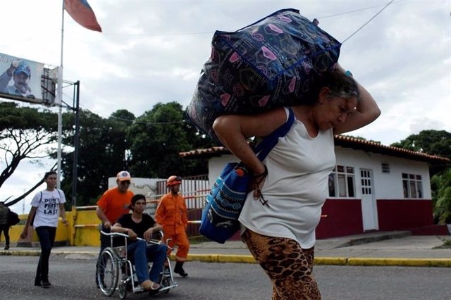 Venezolanos cruzan la frontera entre su país y Colombia
