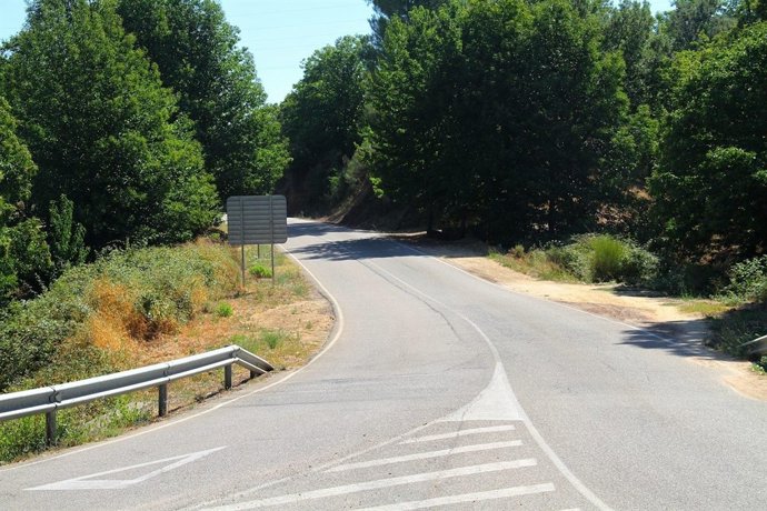 Carretera de acceso a Fuenteheridos