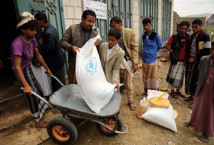 Reparto de ayuda alimentaria del PMA en Yemen