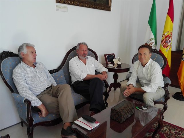 El senador socialista Francisco Menacho en el Ayuntamiento de El Puerto