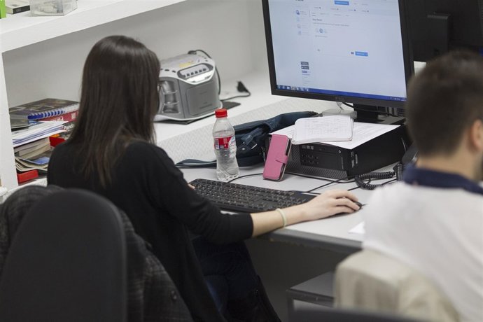 Oficina, ordenadores, trabajo, trabajando, empleo, desempleo, paro, trabajador