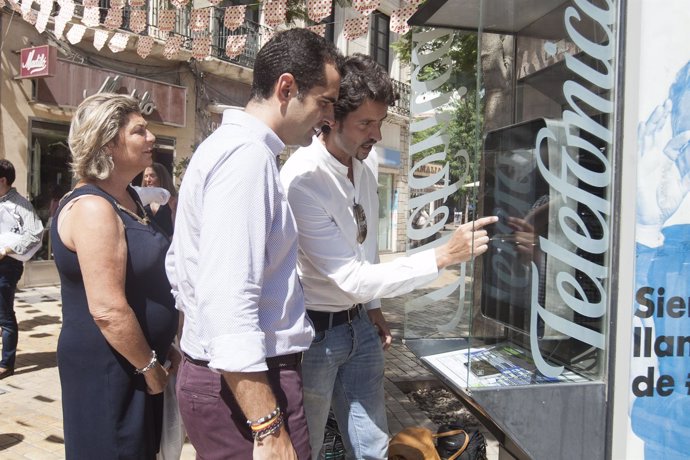 Neocabinas con cargas de móvil e información interactiva en la Feria de Almería