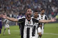 Higuaín acude al rescate de la Juventus en su estreno