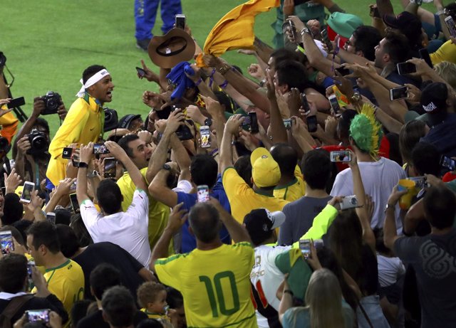 Neymar en la celebración de Brasil tras ganar el Oro en Río 2016
