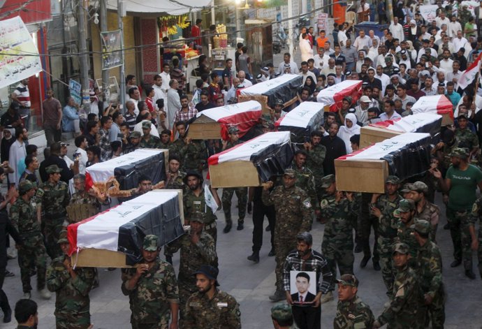 Entierro de algunos de los cadetes muertos en la masacre de Speicher