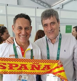 MIguel Cardenal felicita al presidente de Piragüismo Román Mangas en Río