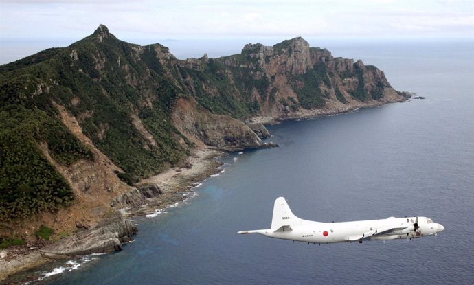 Avión militar japonés sobrevuela las disputadas islas Senkaku