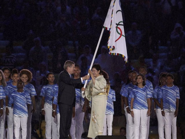 Bach le pasa la bandera olímpica a Yuriko Koike
